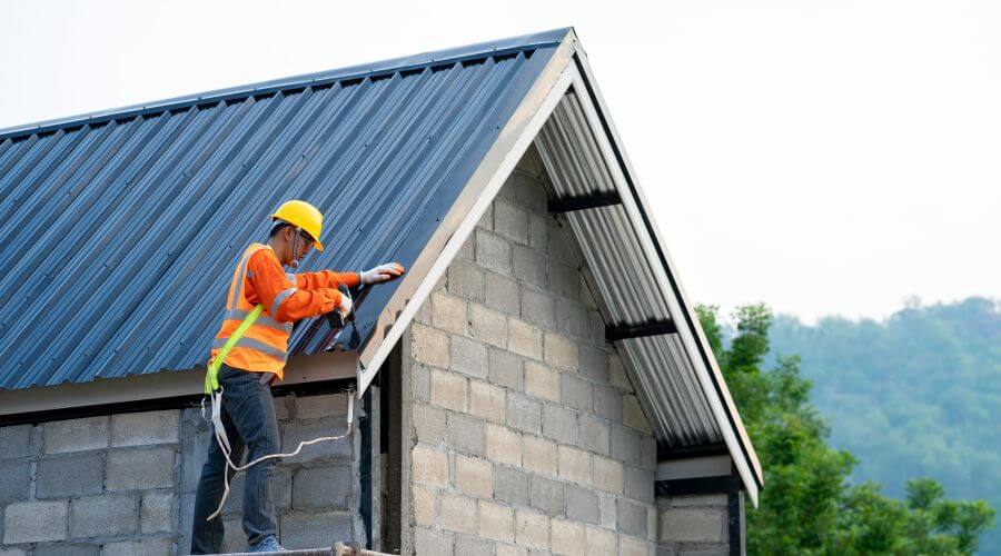 Professional gutter cleaning in El Rito, NM